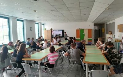 Prihod učencev 8. a in 8. b v šolo v naravi
